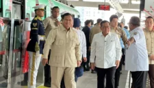 Presiden Prabowo Subianto dan Gubernur DKI Jakarta Pramono Anung saat peresmian LRT Kelapa Gading-Manggarai. (Posnews/Setpres)