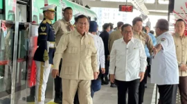 Presiden Prabowo Subianto dan Gubernur DKI Jakarta Pramono Anung saat peresmian LRT Kelapa Gading-Manggarai. (Posnews/Setpres)
