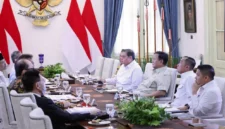 Presiden Prabowo Subianto menggelar rapat membahas pengentasan narkoba bersama pejabat dan peneliti di Istana Kepresidenan. (Posnews/Biro Pers Sekretariat Presiden)
