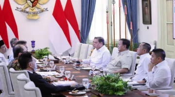 Presiden Prabowo Subianto menggelar rapat membahas pengentasan narkoba bersama pejabat dan peneliti di Istana Kepresidenan. (Posnews/Biro Pers Sekretariat Presiden)