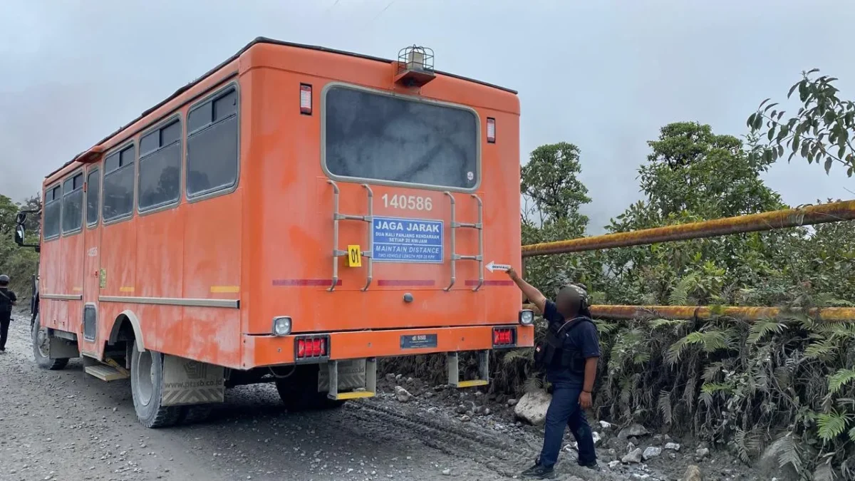 Petugas melakukan olah TKP penembakan tiga kendaraan konvoi PT Freeport Indonesia di Mile Point 60 Tembagapura, Mimika. (Posnews/Ist)