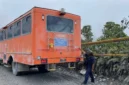 Petugas melakukan olah TKP penembakan tiga kendaraan konvoi PT Freeport Indonesia di Mile Point 60 Tembagapura, Mimika. (Posnews/Ist)