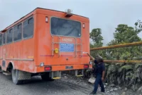 Petugas melakukan olah TKP penembakan tiga kendaraan konvoi PT Freeport Indonesia di Mile Point 60 Tembagapura, Mimika. (Posnews/Ist)