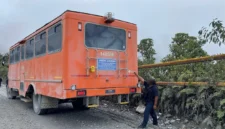 Petugas melakukan olah TKP penembakan tiga kendaraan konvoi PT Freeport Indonesia di Mile Point 60 Tembagapura, Mimika. (Posnews/Ist)