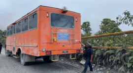 Petugas melakukan olah TKP penembakan tiga kendaraan konvoi PT Freeport Indonesia di Mile Point 60 Tembagapura, Mimika. (Posnews/Ist)