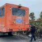 Petugas melakukan olah TKP penembakan tiga kendaraan konvoi PT Freeport Indonesia di Mile Point 60 Tembagapura, Mimika. (Posnews/Ist)