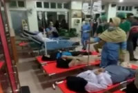 Santri Pondok Pesantren Manbaul Hikam Sidoarjo mendapat perawatan setelah diduga terdampak keracunan MBG. (Istimewa)