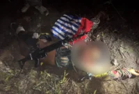 Satgas Koops TNI Habema mengamankan barang bukti setelah kontak senjata dengan kelompok bersenjata di Papua Tengah. (Posnews/Ist)
