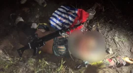 Satgas Koops TNI Habema mengamankan barang bukti setelah kontak senjata dengan kelompok bersenjata di Papua Tengah. (Posnews/Ist)
