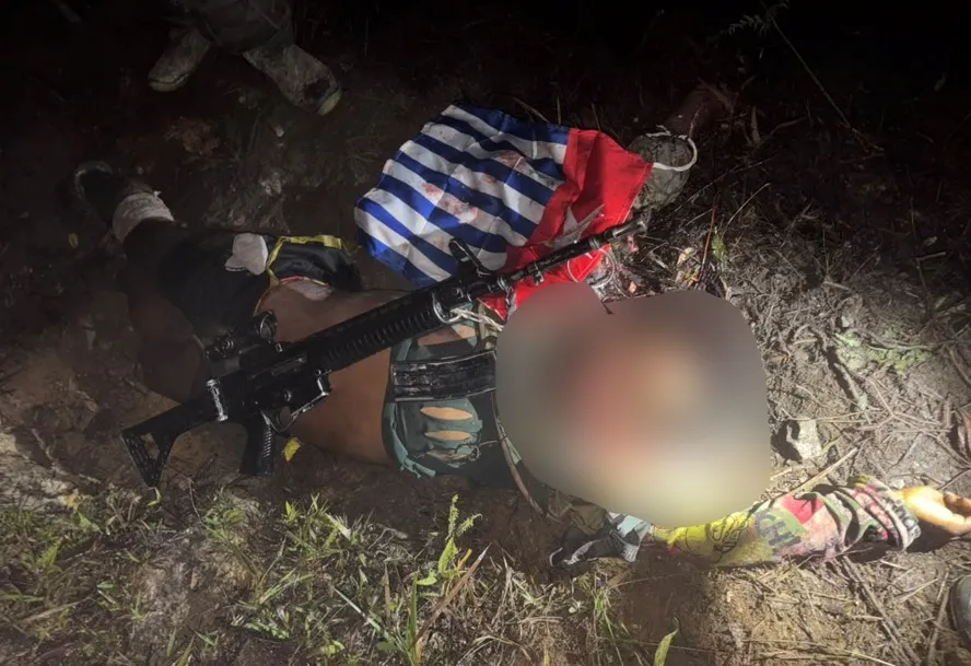 Satgas Koops TNI Habema mengamankan barang bukti setelah kontak senjata dengan kelompok bersenjata di Papua Tengah. (Posnews/Ist)
