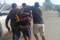 Satgas Operasi Damai Cartenz mengamankan NB yang diduga terlibat penembakan di Yahukimo. (Posnews/Ist)

