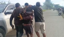 Satgas Operasi Damai Cartenz mengamankan NB yang diduga terlibat penembakan di Yahukimo. (Posnews/Ist)

