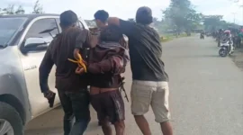 Satgas Operasi Damai Cartenz mengamankan NB yang diduga terlibat penembakan di Yahukimo. (Posnews/Ist)

