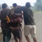 Satgas Operasi Damai Cartenz mengamankan NB yang diduga terlibat penembakan di Yahukimo. (Posnews/Ist)

