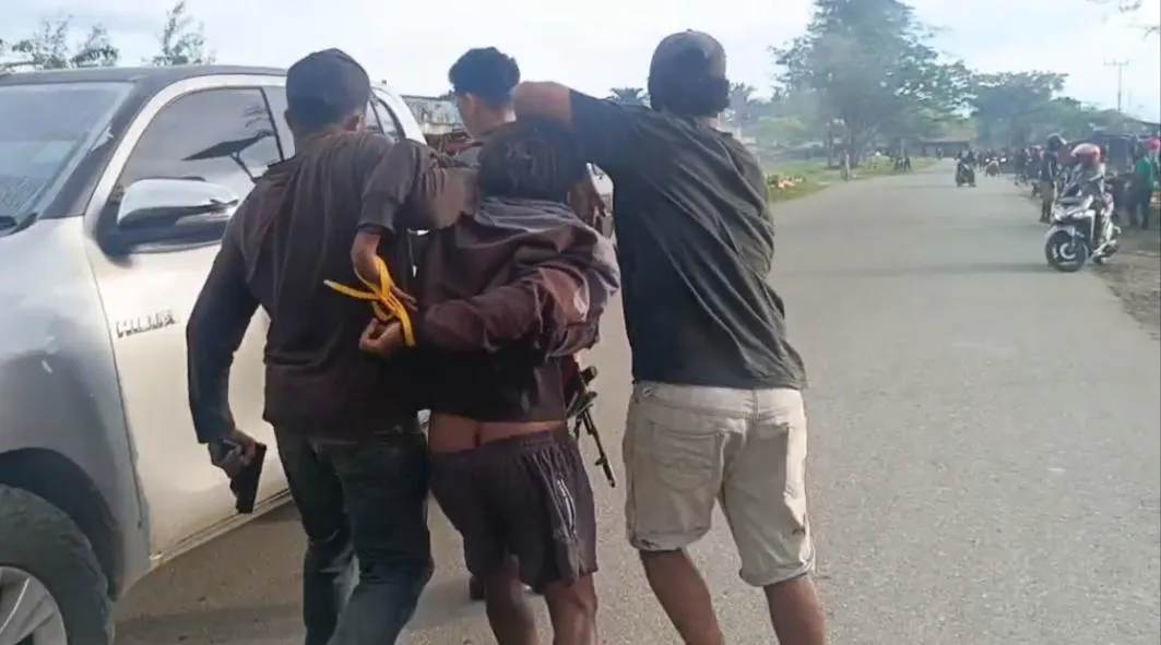 Satgas Operasi Damai Cartenz mengamankan NB yang diduga terlibat penembakan di Yahukimo. (Posnews/Ist)

