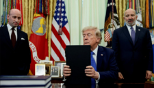 Departemen Luar Negeri AS mengusulkan aturan baru yang mewajibkan orang tua membuktikan status kewarganegaraan saat mengurus paspor anak, sebagai bagian dari upaya Trump membatasi kewarganegaraan berdasarkan kelahiran. Dok: Istimewa.