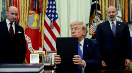 Departemen Luar Negeri AS mengusulkan aturan baru yang mewajibkan orang tua membuktikan status kewarganegaraan saat mengurus paspor anak, sebagai bagian dari upaya Trump membatasi kewarganegaraan berdasarkan kelahiran. Dok: Istimewa.