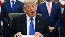 Pemerintahan Trump ajukan banding darurat ke Mahkamah Agung soal pembatasan surat suara pos jelang pemilu sela November. Dok: Istimewa.