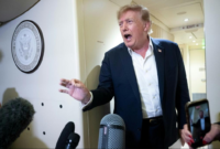Donald Trump mengecam keputusan Mahkamah Agung AS yang memblokir aturan pembatasan surat suara via pos jelang pemilu paruh waktu. Dok: Istimewa.