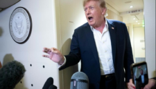 Donald Trump mengecam keputusan Mahkamah Agung AS yang memblokir aturan pembatasan surat suara via pos jelang pemilu paruh waktu. Dok: Istimewa.