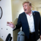 Donald Trump mengecam keputusan Mahkamah Agung AS yang memblokir aturan pembatasan surat suara via pos jelang pemilu paruh waktu. Dok: Istimewa.