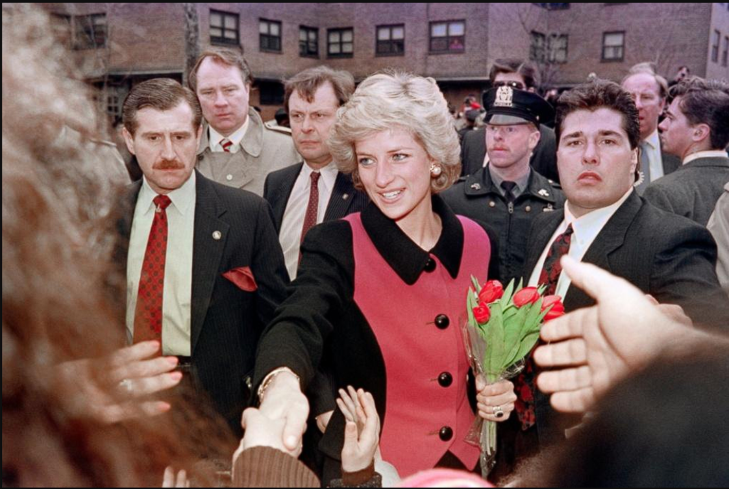 Charles Spencer menuding Raja Charles III gembira saat Putri Diana meninggal. Simak rincian klaim buku memori baru dan bantahan. Dok: Istimewa.