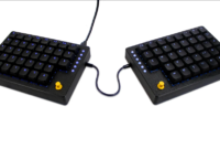 Pengembang merilis keyboard split open-source Tiwaz dengan dua joystick dan soket hot-swap. Simak spesifikasi teknis dan panduan rakitnya. Dok: Istimewa.