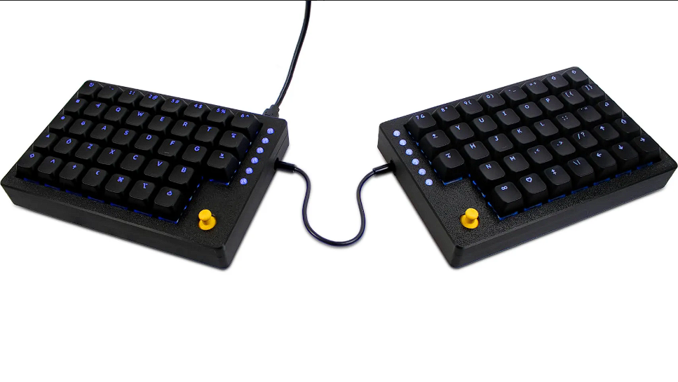 Pengembang merilis keyboard split open-source Tiwaz dengan dua joystick dan soket hot-swap. Simak spesifikasi teknis dan panduan rakitnya. Dok: Istimewa.