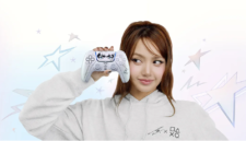 Sony meluncurkan DualSense PS5 edisi terbatas Lisa BLACKPINK berwarna Chroma Pearl. Simak harga, jadwal pemesanan, dan koleksi. Dok: Istimewa.