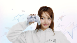 Sony meluncurkan DualSense PS5 edisi terbatas Lisa BLACKPINK berwarna Chroma Pearl. Simak harga, jadwal pemesanan, dan koleksi. Dok: Istimewa.