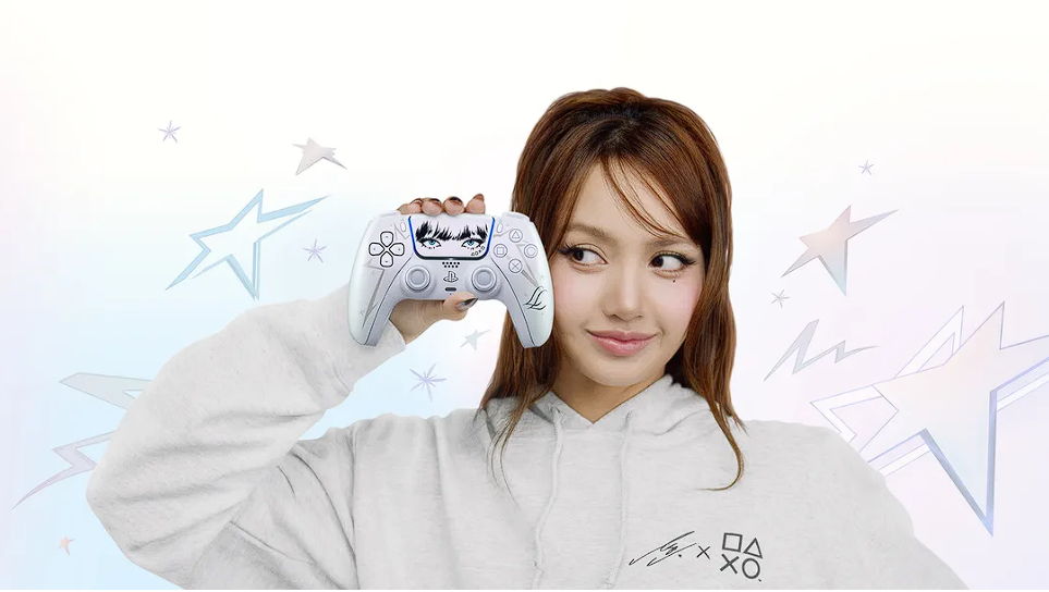 Sony meluncurkan DualSense PS5 edisi terbatas Lisa BLACKPINK berwarna Chroma Pearl. Simak harga, jadwal pemesanan, dan koleksi. Dok: Istimewa.