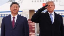 Donald Trump menyambut langsung Presiden China Xi Jinping di pangkalan udara Washington. Simak rincian penyambutan dan agenda pertemuan kedua negara. Dok: Istimewa.