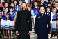 Melania Trump dan Peng Liyuan mengunjungi Museum Seni Asia Smithsonian di Washington. Simak rincian agenda diplomasi budaya AS dan China. Dok: Istimewa.