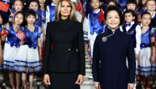 Melania Trump dan Peng Liyuan mengunjungi Museum Seni Asia Smithsonian di Washington. Simak rincian agenda diplomasi budaya AS dan China. Dok: Istimewa.