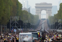 Paus Leo XIV memimpin misa terbuka di Champs-Élysées Paris yang menghimpun 800 ribu warga. Simak detail kunjungan dan pesan perdamaiannya. Dok: Istimewa.