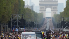 Paus Leo XIV memimpin misa terbuka di Champs-Élysées Paris yang menghimpun 800 ribu warga. Simak detail kunjungan dan pesan perdamaiannya. Dok: Istimewa.