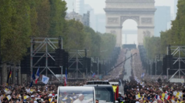 Paus Leo XIV memimpin misa terbuka di Champs-Élysées Paris yang menghimpun 800 ribu warga. Simak detail kunjungan dan pesan perdamaiannya. Dok: Istimewa.