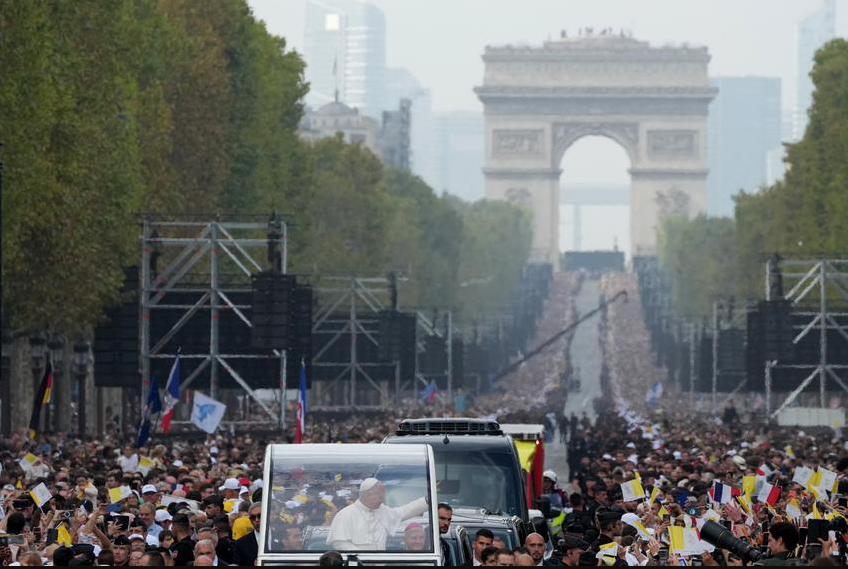 Paus Leo XIV memimpin misa terbuka di Champs-Élysées Paris yang menghimpun 800 ribu warga. Simak detail kunjungan dan pesan perdamaiannya. Dok: Istimewa.