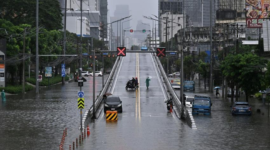 Otoritas Bangkok menetapkan status bencana di seluruh 50 distrik akibat banjir parah. Simak laporan curah hujan ekstrem dan imbauan gubernur. Dok: Istimewa.