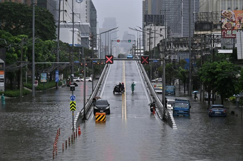 Otoritas Bangkok menetapkan status bencana di seluruh 50 distrik akibat banjir parah. Simak laporan curah hujan ekstrem dan imbauan gubernur. Dok: Istimewa.