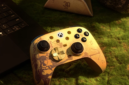 8BitDo merilis controller Tomb Raider 30th Anniversary edisi khusus dengan TMR joystick dan Hall Effect trigger. Simak spesifikasi dan fitur lengkapnya. Dok: Istimewa.