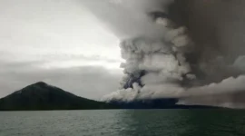 Gunung Anak Krakatau erupsi dan sebaran abu vulkanik bergerak ke arah barat laut.
(Posnews/Ist)
