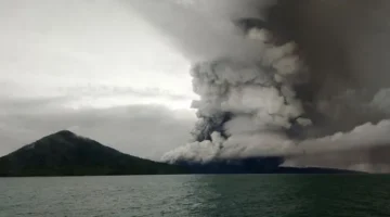 Sebaran abu vulkanik Gunung Anak Krakatau terpantau menuju sebagian wilayah Jakarta. (Posnews/Ist)
