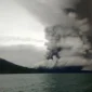 Gunung Anak Krakatau erupsi dan sebaran abu vulkanik bergerak ke arah barat laut.
(Posnews/Ist)
