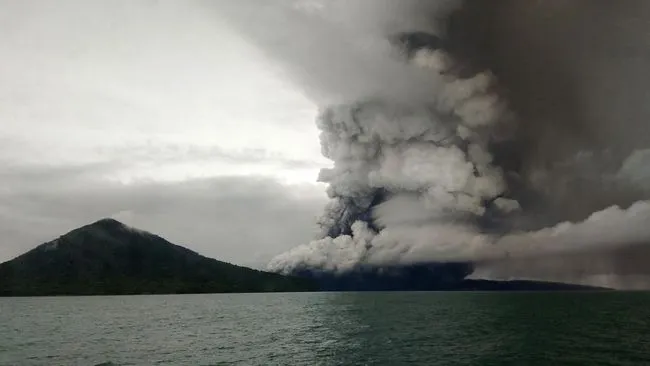 Sebaran abu vulkanik Gunung Anak Krakatau terpantau menuju sebagian wilayah Jakarta. (Posnews/Ist)
