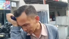 Sopir Ketiduran, Alphard Hantam Belasan Kendaraan di Surabaya
