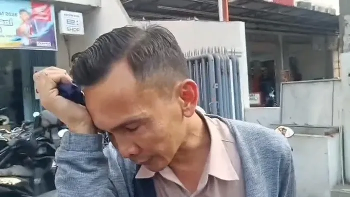Sopir Ketiduran, Alphard Hantam Belasan Kendaraan di Surabaya
