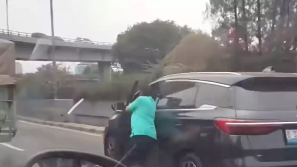 Sopir taksi Green SM terseret mobil BYD dalam insiden kecelakaan di Exit Tol Tomang, Jakarta Barat. (Posnews/Ist)
