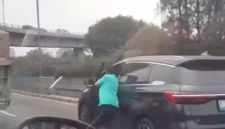 Sopir taksi Green SM terseret mobil BYD dalam insiden kecelakaan di Exit Tol Tomang, Jakarta Barat. (Posnews/Ist)