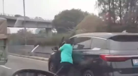 Sopir taksi Green SM terseret mobil BYD dalam insiden kecelakaan di Exit Tol Tomang, Jakarta Barat. (Posnews/Ist)
